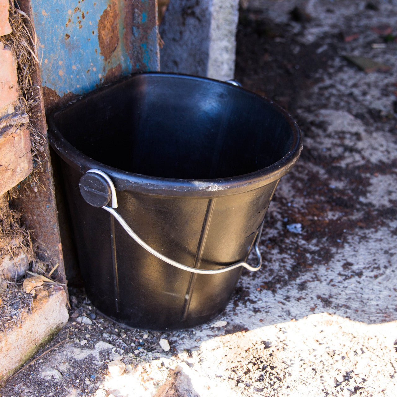 Tyre Rubber™ Flat-Back Bucket