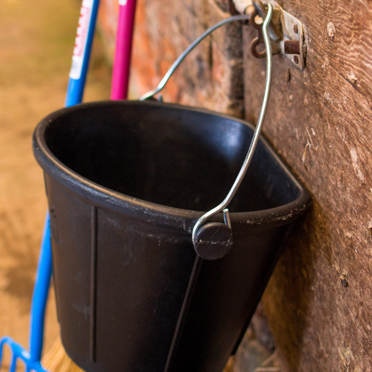 Tyre Rubber™ Flat-Back Bucket